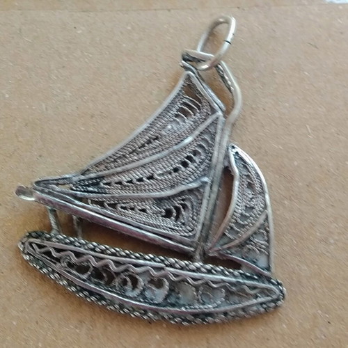 Silver Gianniotiko pendant like new with delicate design 3.5x3cm
