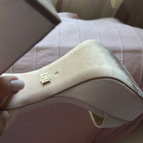 Badgley Mischka satin sandals size 6 like new, white