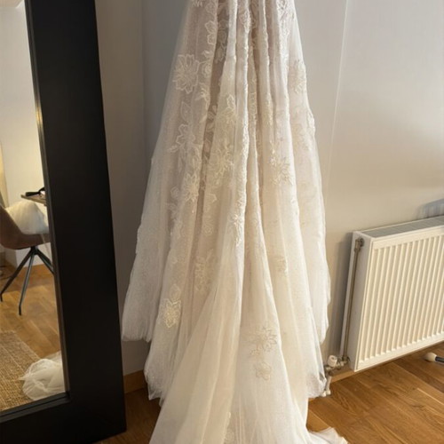Wedding dress and veil new, A-line, lace, deep V neckline, size M
