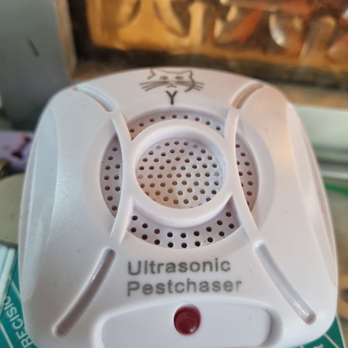 Ultrasonic Pest Repeller like new for rodents and cats