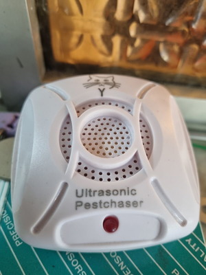 Ultrasonic Pest Repeller like new for rodents and cats