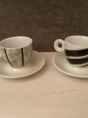 Set of 2 coffee cups with saucers like new