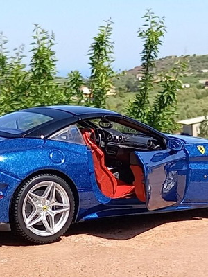 Maisto Ferrari California blue custom like new with box