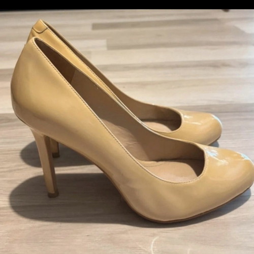 Kenneth Cole beige pumps size 38