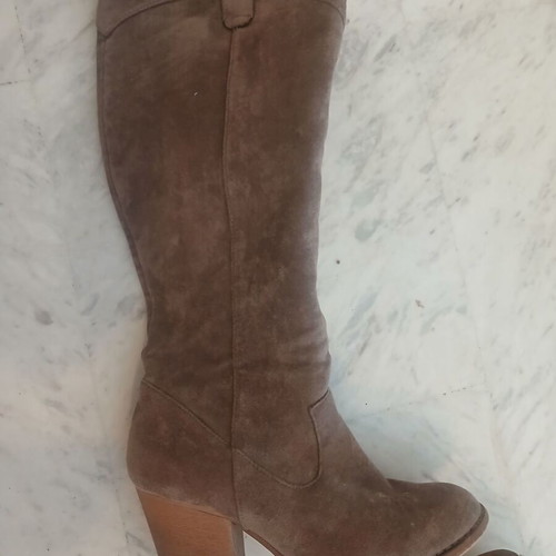 Boots used with low heel, size 38, beige suede