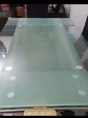Γυάλινη τραπεζαρία σαν καινούργια χωρίς καρέκλες