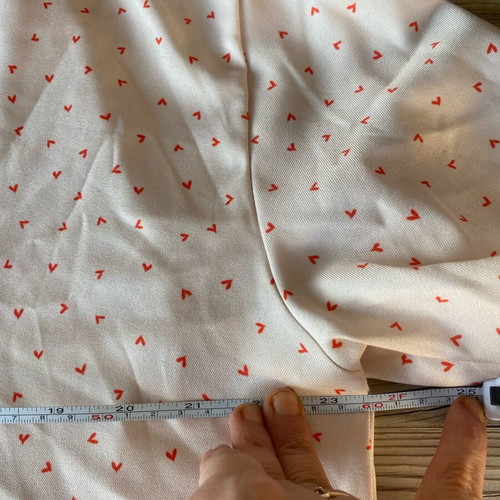 Cropped shirt with hearts one size, like new, beige and red