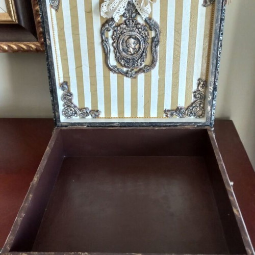 Decorative chess new with wooden box and liquid glass coating