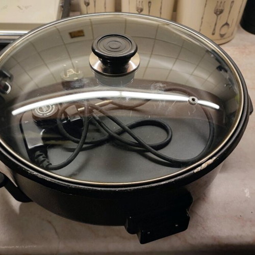Electric frying pan multicooker used with glass lid