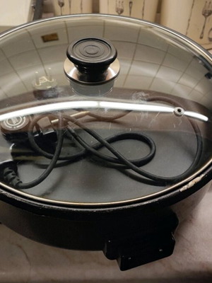 Electric frying pan multicooker used with glass lid