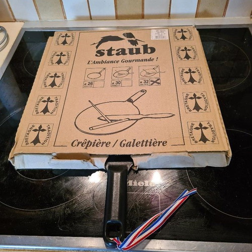 Staub crepe pan-griddle 32 cm new, with wooden spatula