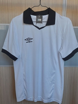 Πόλο αθλητικό Umbro καινούργιο, μέγεθος M, ταιριάζει και σε L, μαύρο και άσπρο