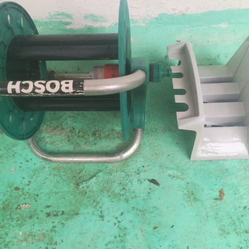 Water hose reel and plastic hose wall mount