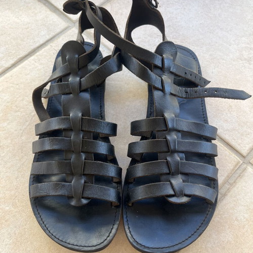 Leather sandals used, size 40, with old but functional buckle
