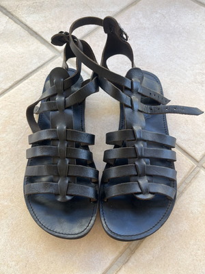 Leather sandals used, size 40, with old but functional buckle