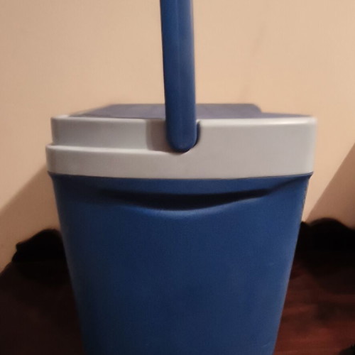 Giostyle beach cooler with 3 large ice packs, like new, blue