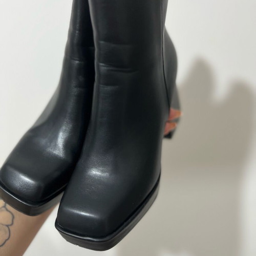 Boots size 39 with inner lining like new, black