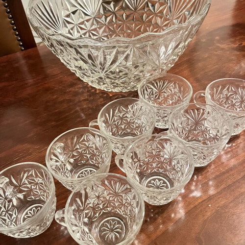 Vintage Arlington set with eight Anchor Hocking cups like new