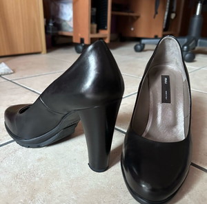 Μαύρες δερμάτινες γόβες Frau με χοντρό τακούνι