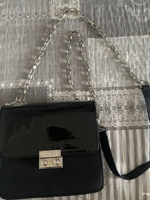 Τσάντα χιαστί μαύρη σαν καινούργια με ασημένιες λεπτομέρειες