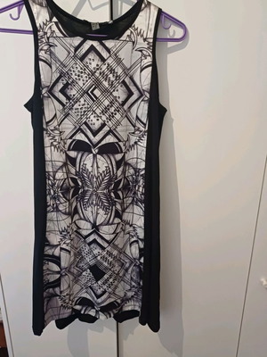 Φόρεμα Attrattivo μεταχειρισμένο, μαύρο, μέγεθος M, ασύμμετρο