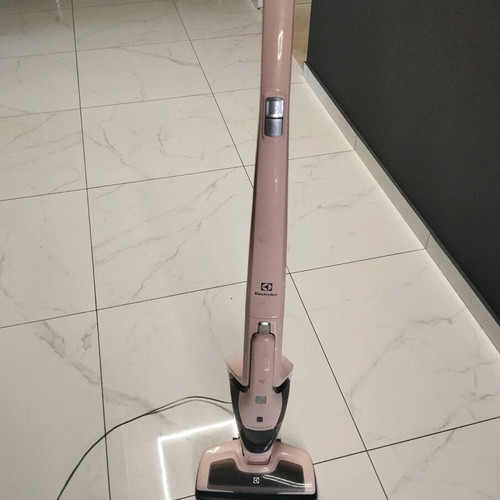 Cordless vacuum cleaner used with charging station