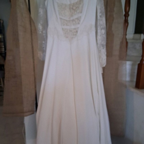 Boho wedding dress like new with lace and airy skirt
