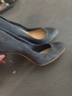 Schutz leather pumps blue like new with anti-slip sole