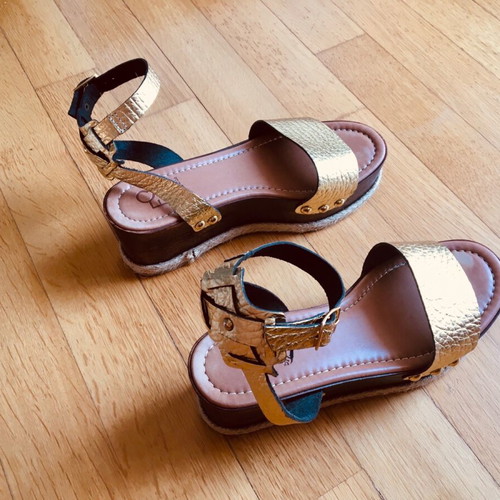Feng Shoe women's platform sandal gold like new, size 38