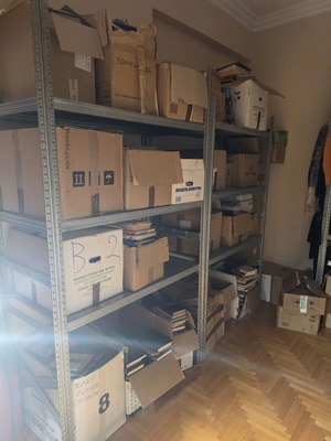 Στοκ βιβλίων από παλιό βιβλιοπωλείο με μεγάλη ποικιλία τίτλων και θεμάτων