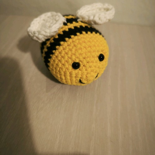 Knitted handmade bee with cotton yarn new