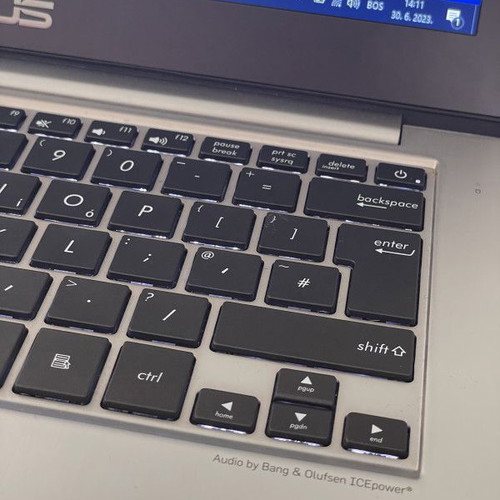 Asus Zenbook UX32A i5-3317U used with backlit keyboard and leather case