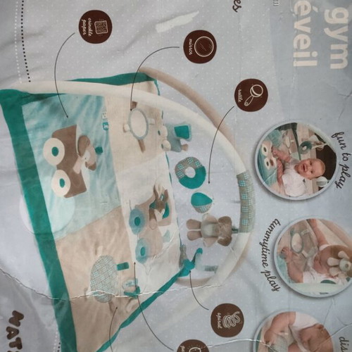 Baby gym like new with 25 activities and soft fabric