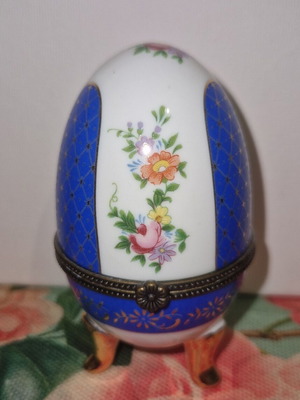 Limoge porcelain decorative egg like new