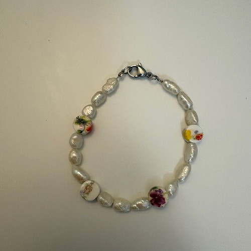 Handmade bracelet with pearls and steel clasp new