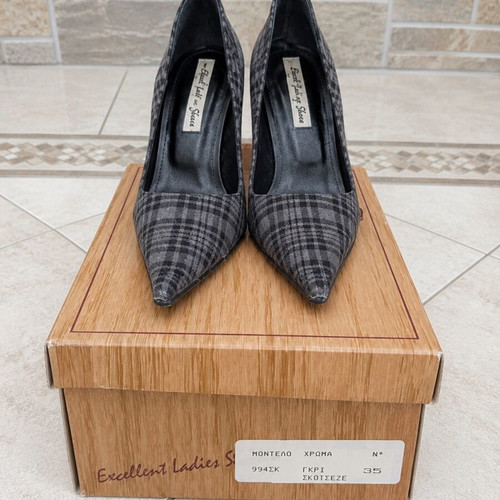 Excellent Ladies Shoes Gray Black Plaid Pumps size 35 like new
