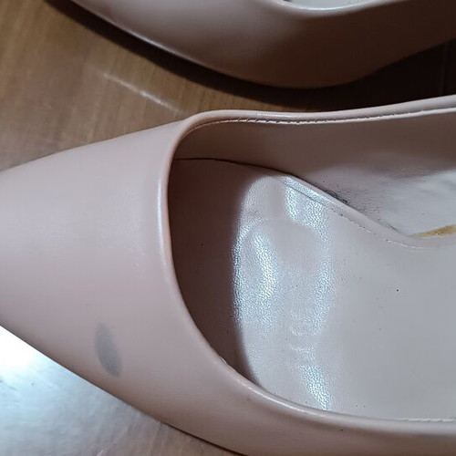 Beige pumps size 40 like new with minor defect