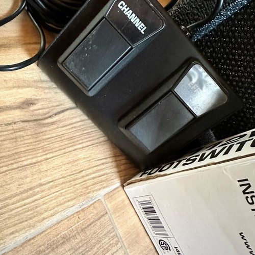 Behringer VT100FX amplifier like new with foot switch