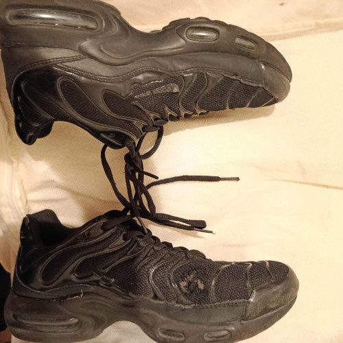 Black athletic shoes size 38 with chunky retro design