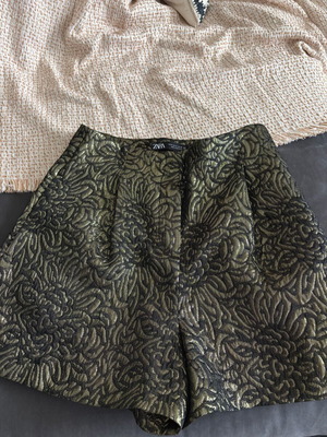 Zara shorts ψηλόμεσα σε χρυσαφί χρώμα σαν καινούργια, μέγεθος M