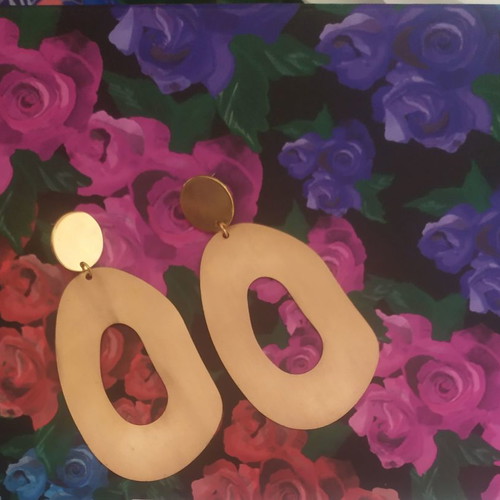 Earrings used in gold color with amazing design