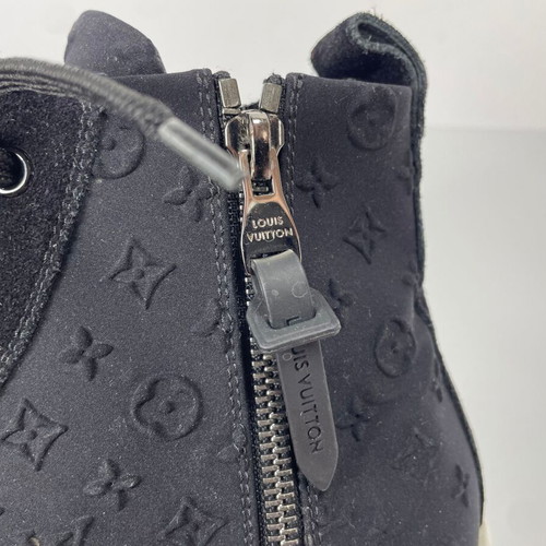 Louis Vuitton Black Sneakers size 38.5 like new