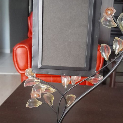 Photo frame used with decorative leaves and metal