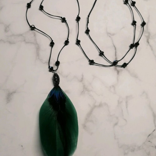 Long necklace with crystals and green feather motif like new
