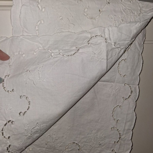 Embroidery set like new, 6 white pieces varying sizes