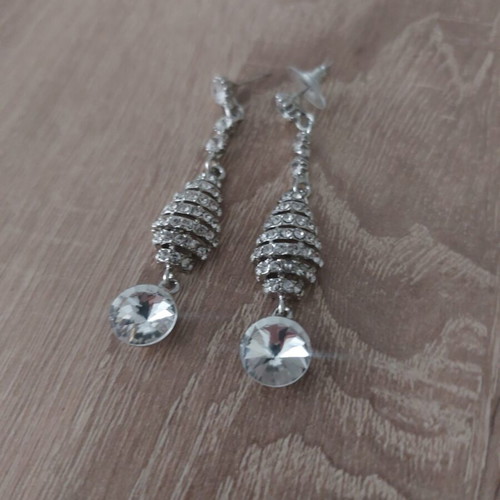 Set of two pairs of earrings like new, white and silver