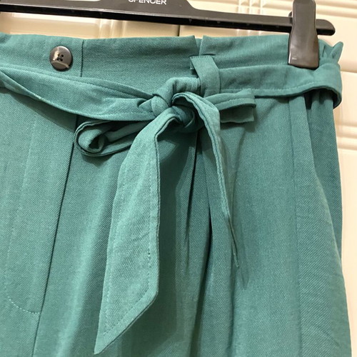 Stradivarius green fabric cropped pants size S, like new