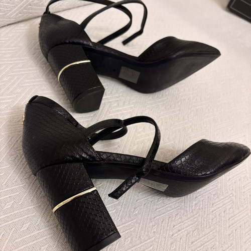 TXT Women Fashion Pumps like new, size 40, black embossed leather