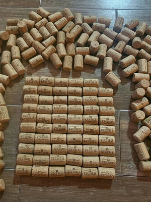 Kechris craft corks like new, 196 pieces