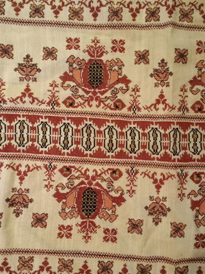 Hand-embroidered table runner, 79x37 cm